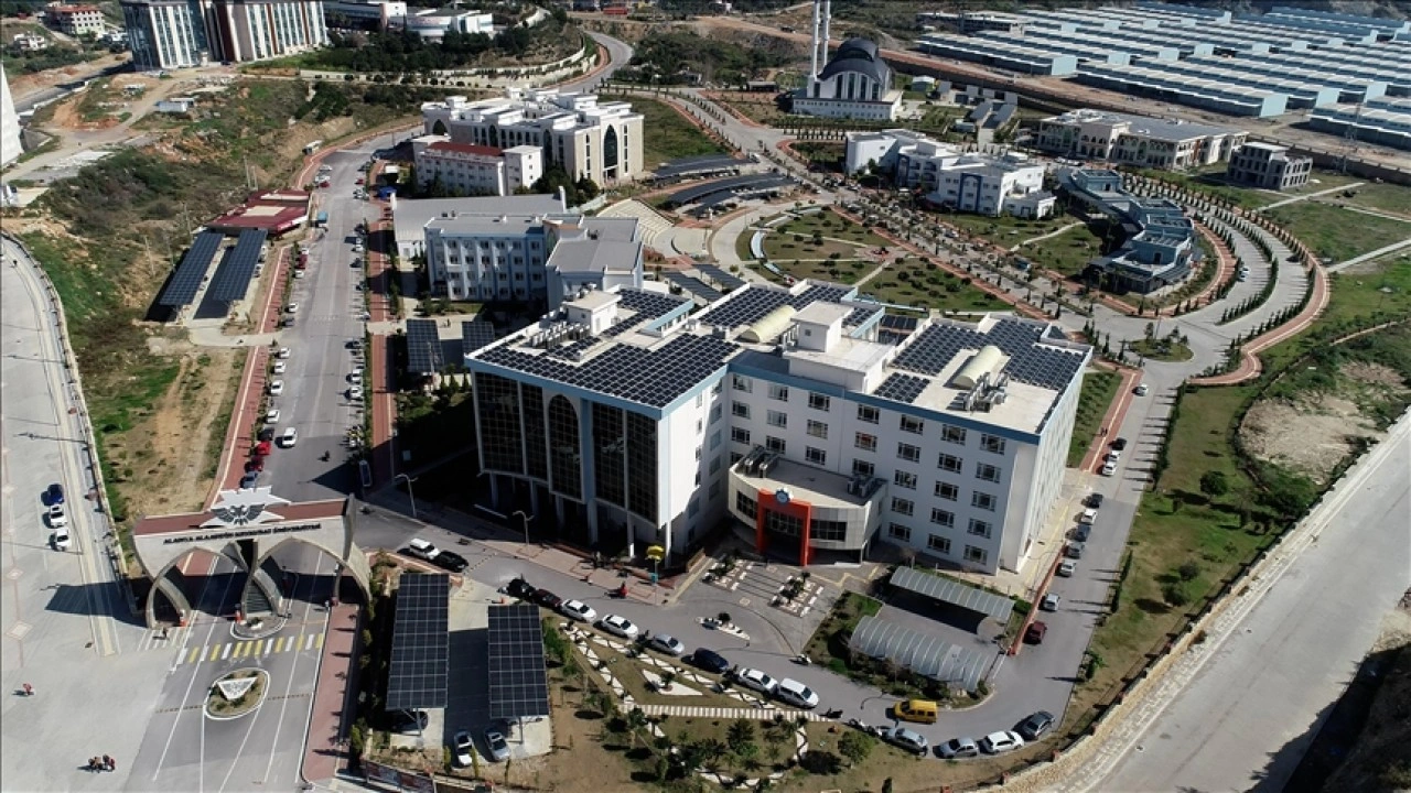 Üniversite, güneş enerjisi yatırımıyla hem çevreye hem bütçeye katkı sağladı