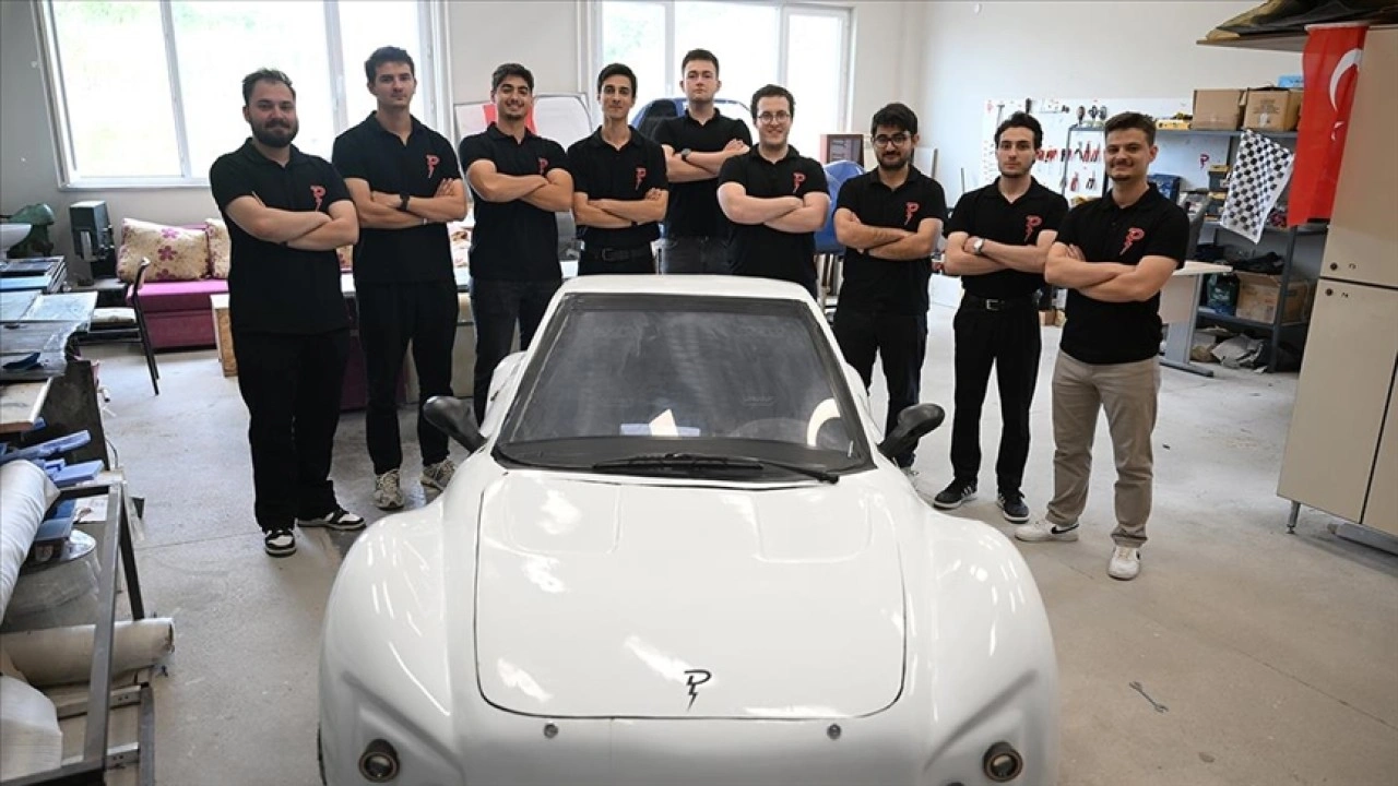 Üniversite öğrencileri ürettikleri elektrikli otomobille TEKNOFEST'te zirveyi hedefliyor