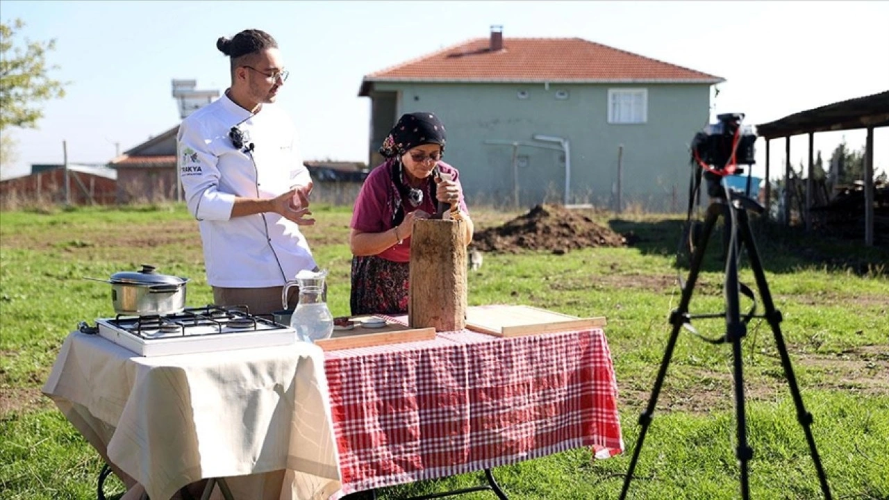 &Uuml;niversite &ouml;ğrencisi Trakya'nın unutulan lezzetlerini kayıt altına alıyor