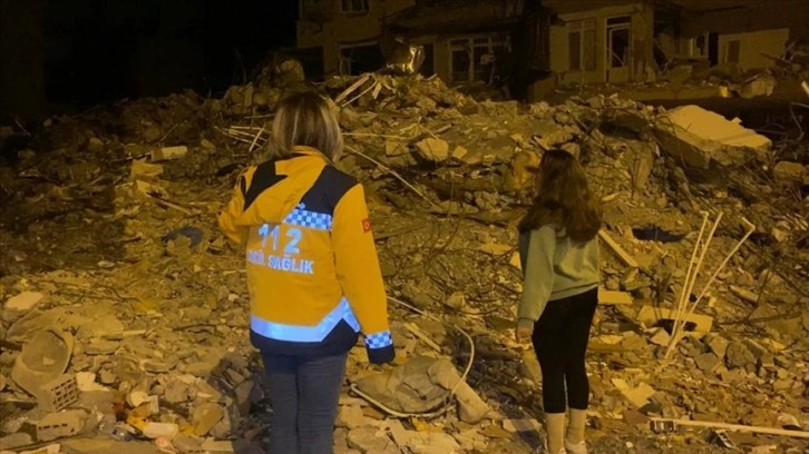 Üniversiteli afet yönetimi öğrencisi memleketindeki depremde ablasıyla yardıma koştu