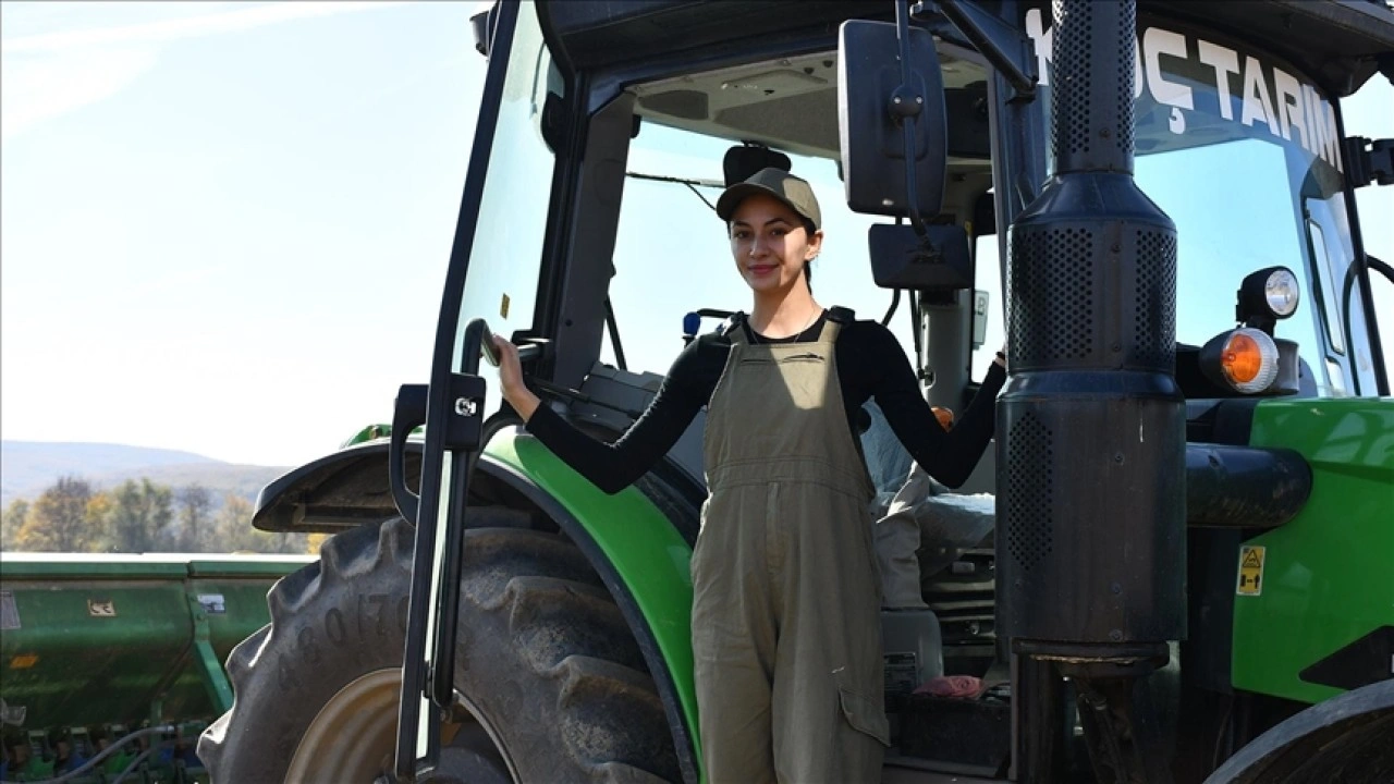 Üniversiteli Sıla, tatillerde köyüne dönüp ailesiyle çiftçilik yapıyor