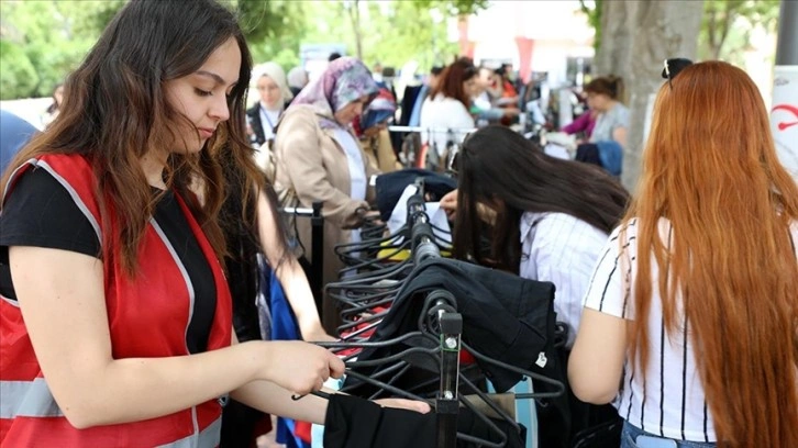 Üniversiteliler, depremzede öğrencilere "bayramlık" için tezgaha geçti