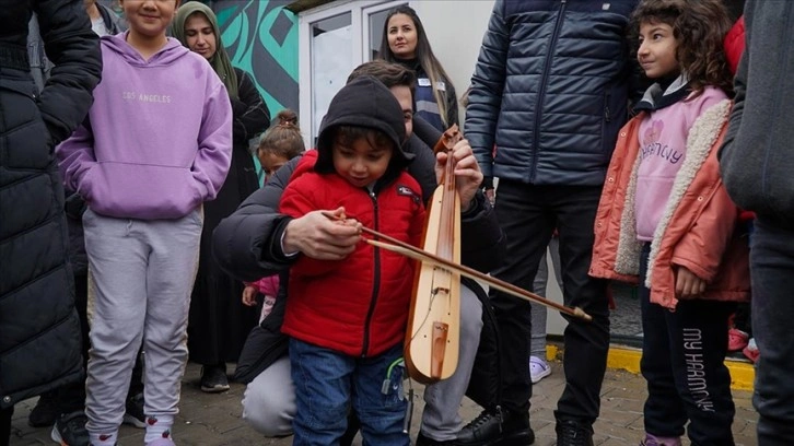 Ünlüler depremzedelere moral için Adıyaman'da konteyner kentleri ziyaret etti