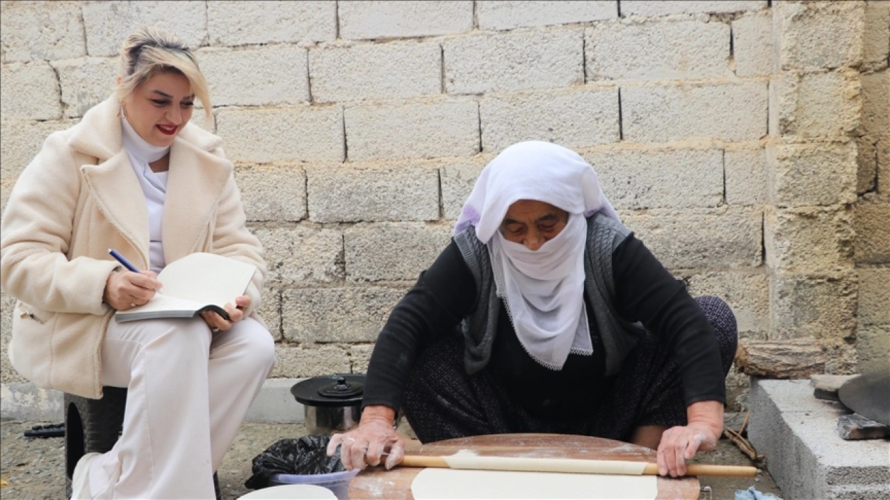 Unutulmaya yüz tutan lezzetleri kayıt altına almak için köyleri geziyor