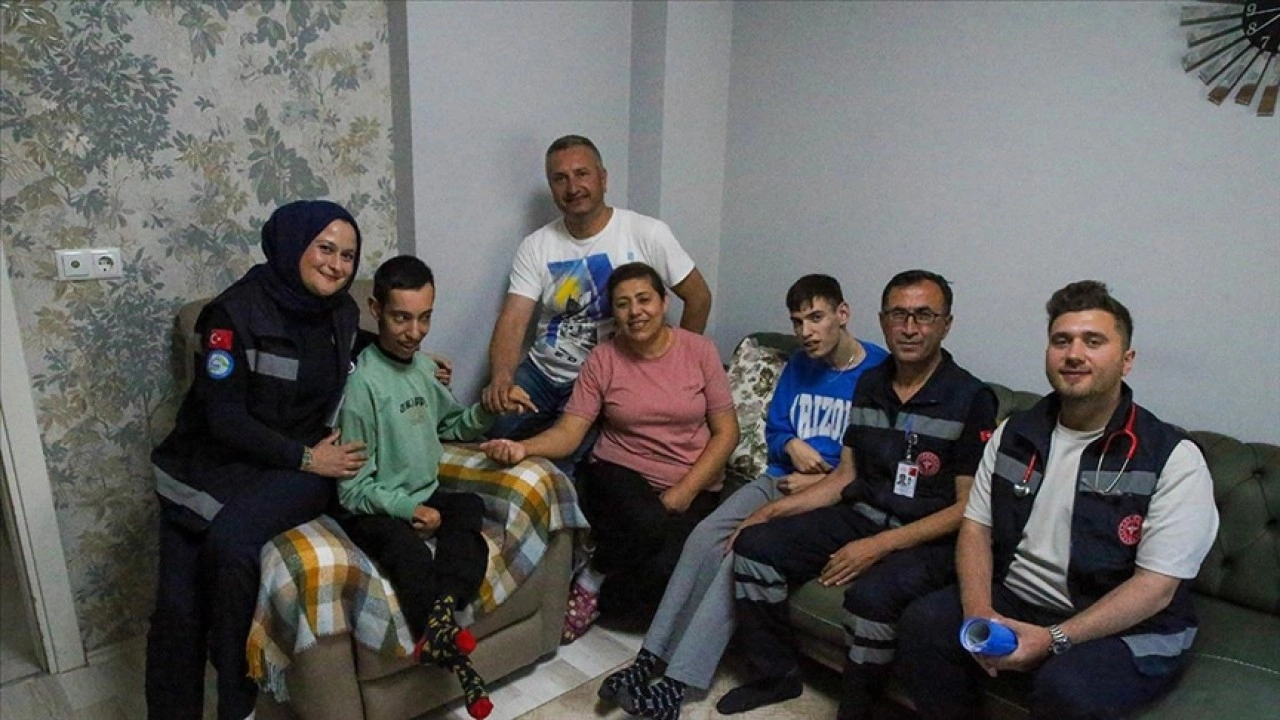 Uşak'ta sağlık çalışanları her ay 2 bin hastanın evine misafir oluyor