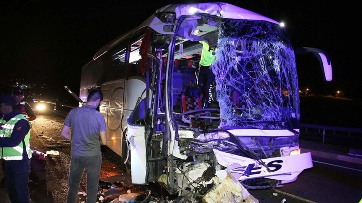 Uşak'ta yolcu otobüsü tıra arkadan çarptı, 1 kişi öldü, 43 kişi yaralandı