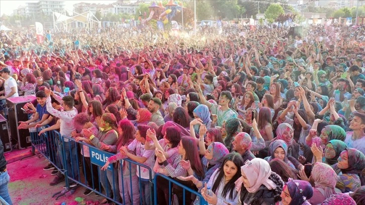 Uşak'taki GençKuşak Fest boya partisiyle renklendi