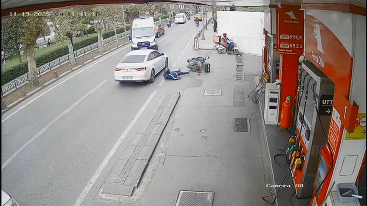Üsküdar'da ambulansa yol veren motosikletliyle otomobilin çarpması kamerada