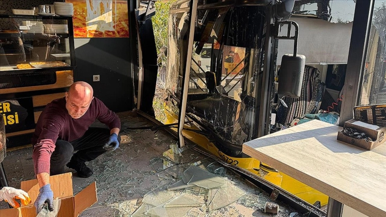 Üsküdar'da İETT otobüsünün bir iş yerine girmesi sonucu 3 kişi yaralandı