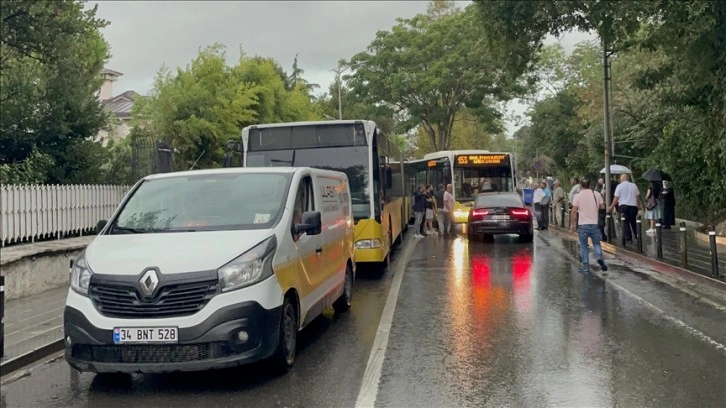 Üsküdar'da birbirine yol vermeyen İETT otobüsü ile otomobil trafikte yoğunluğa neden oldu