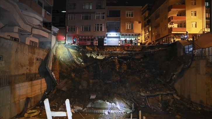 Üsküdar'da istinat duvarı çöktü, 3 bina tahliye edildi