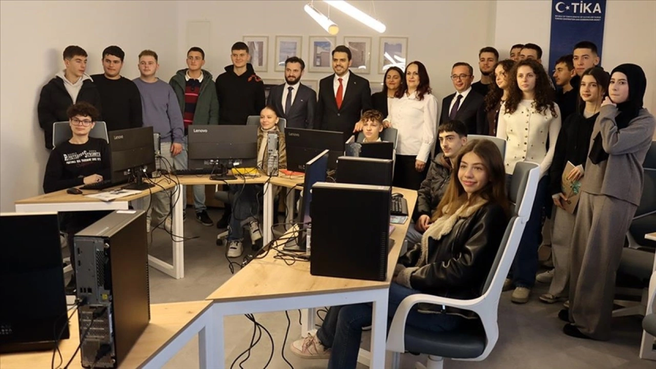 &Uuml;sk&uuml;p'te TİKA'nın desteğiyle meslek lisesindeki sınıflar onarılarak donatıldı