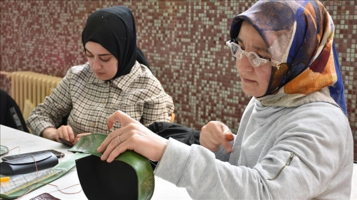 Usta öğretici kadın, mesleki gelişimine katkı için ikinci üniversite okuyor