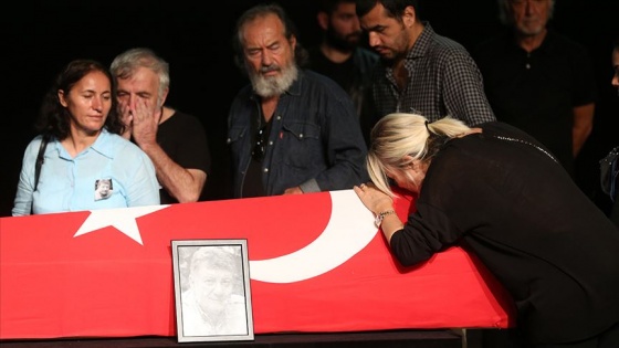 Usta oyuncu Tarık Ünlüoğlu son yolculuğuna uğurlandı