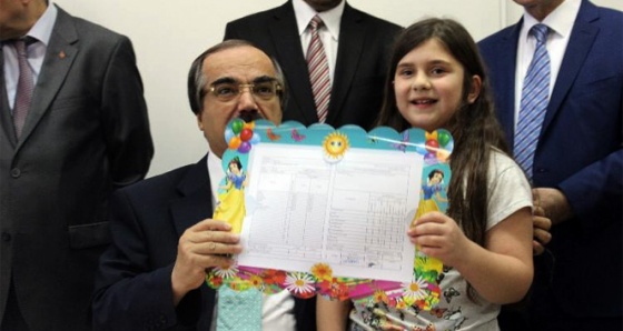 Vali Hüseyin Avni Coş kızına karnesini verdi