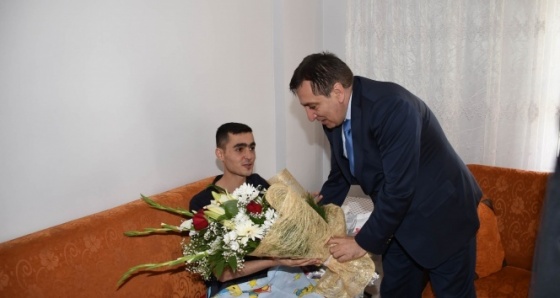 Vali Küçük, yaralı askeri baba evinde ziyaret etti