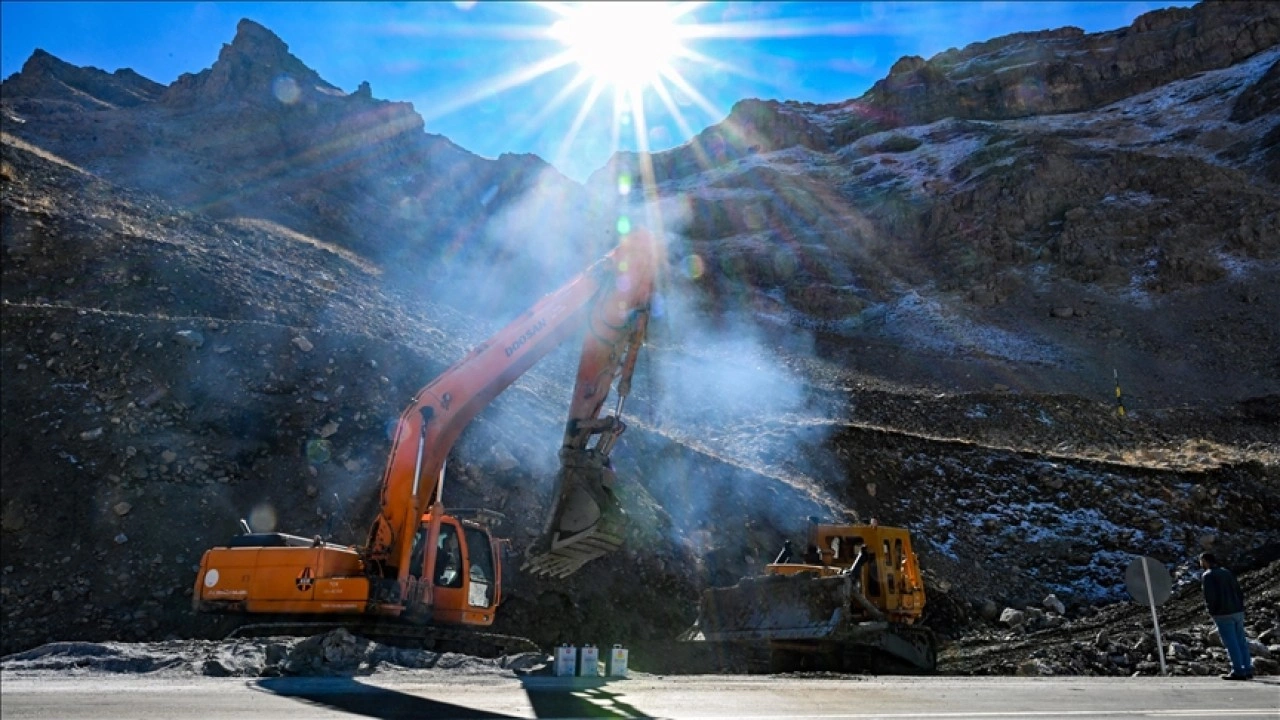 Van-Bahçesaray kara yolundaki çığ yataklarına "palyeli" önlem