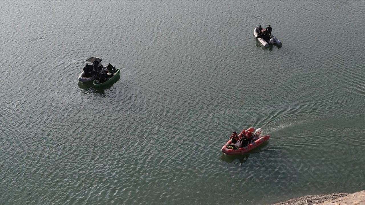 Van'da baraja düşen otomobildeki üçüncü kişinin de cansız bedenine ulaşıldı