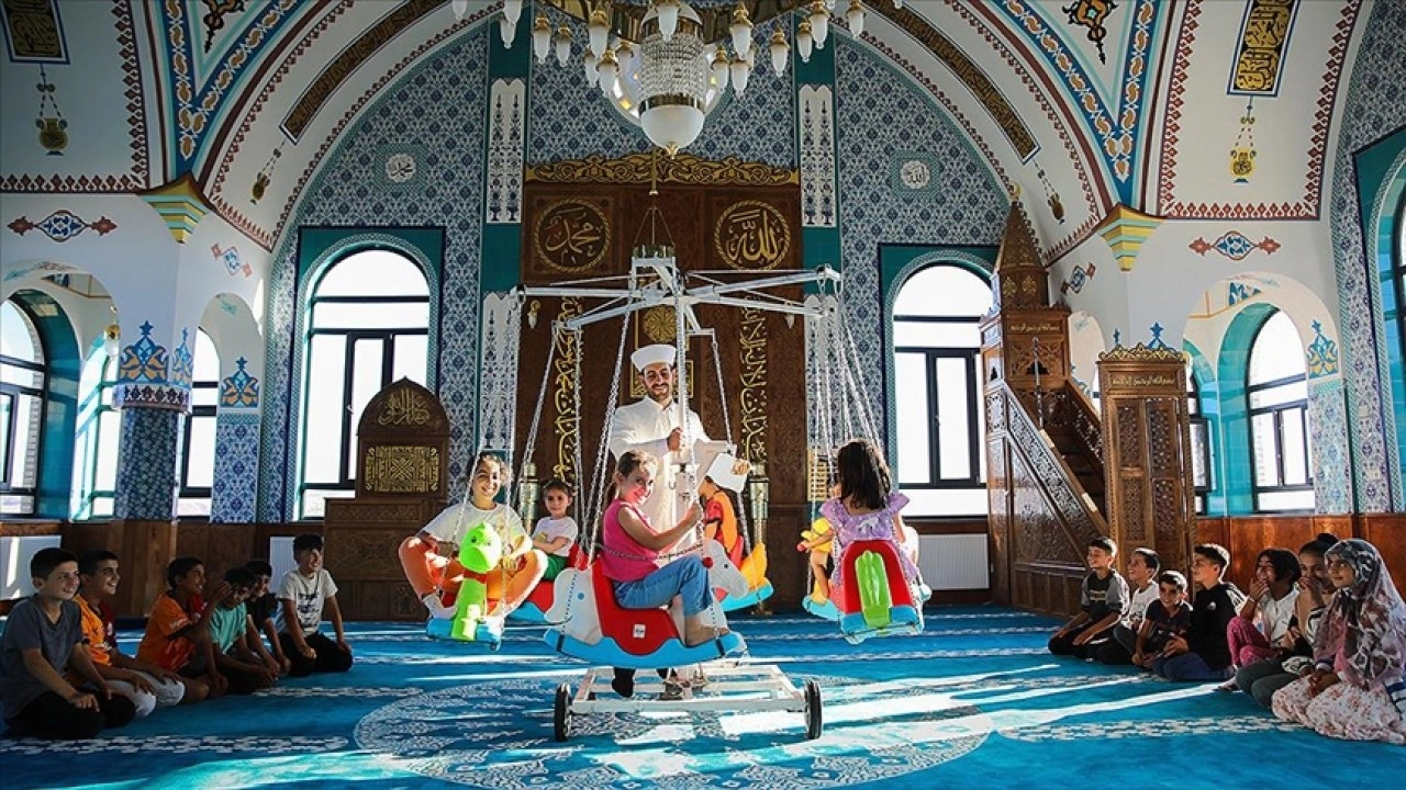 Van'da çocuklar camilerde düzenlenen etkinlikle eğlenceli vakit geçirdi