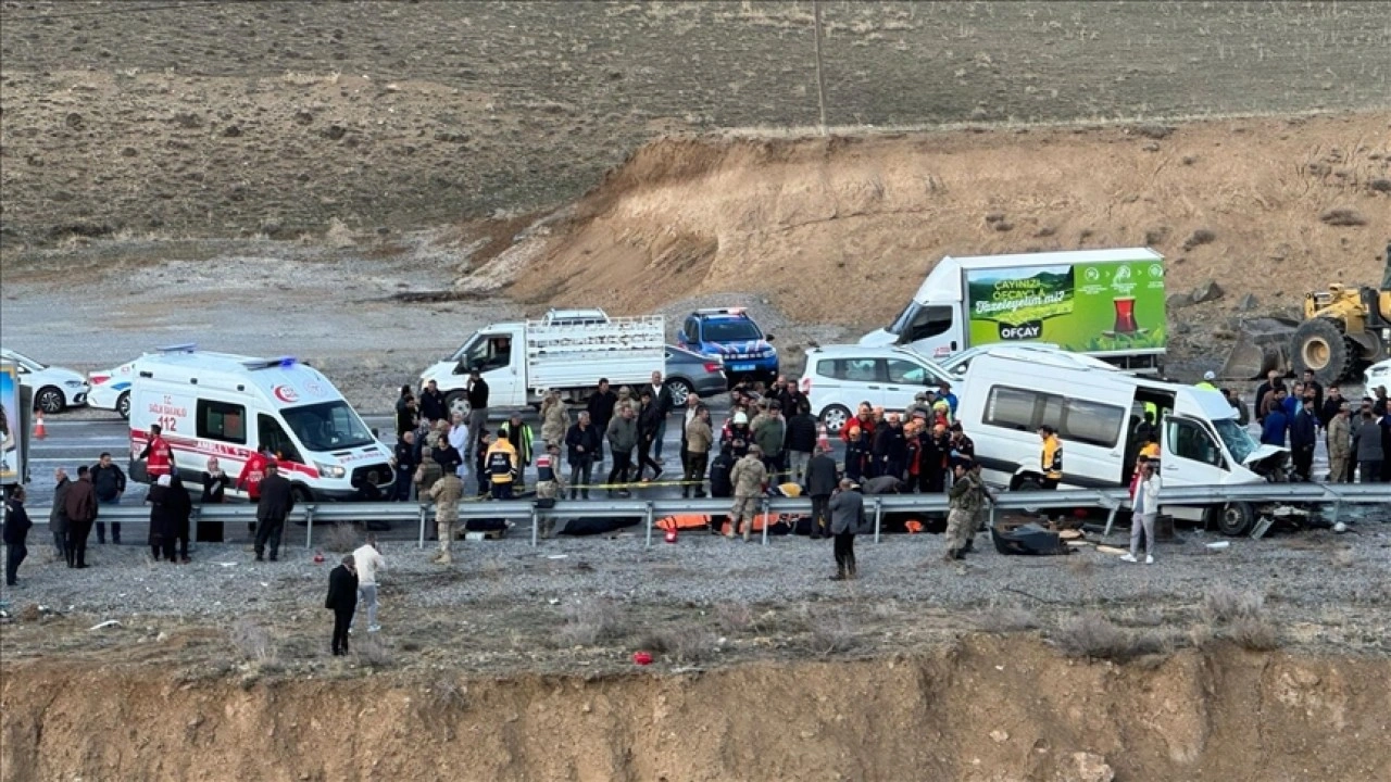 Van'da minibüsle kamyonetin çarpıştığı kazada 7 kişi öldü, 12 kişi yaralandı