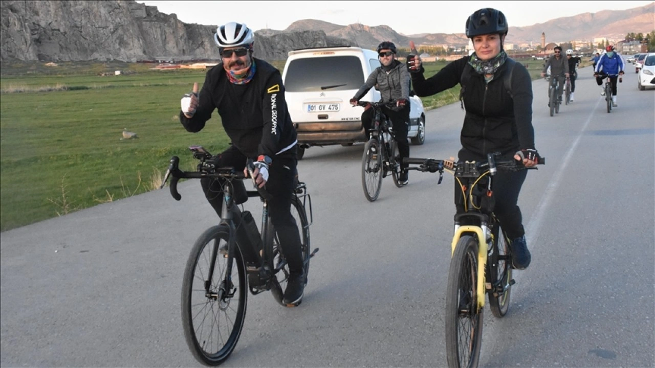 Van'da öğretmenler 3 yıldır sağlıklı yaşam için pedal çeviriyor