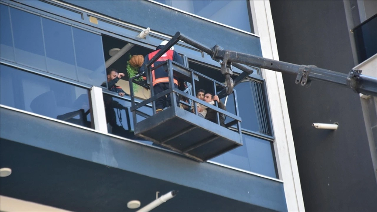 Van'da otoparkta çıkan yangın nedeniyle binada mahsur kalanlar ekiplerce kurtarıldı