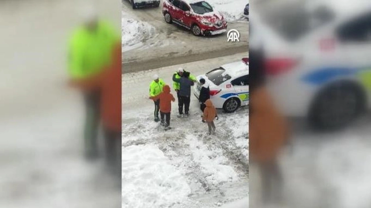 Van'da polisler &ccedil;ocuklarla kar topu oynadı