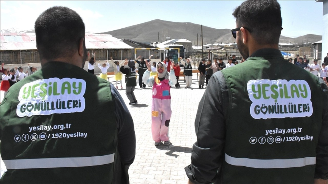 Van'da Yeşilay ekipleri, bağımlılık konusunda bilinçli nesiller için çaba gösteriyor