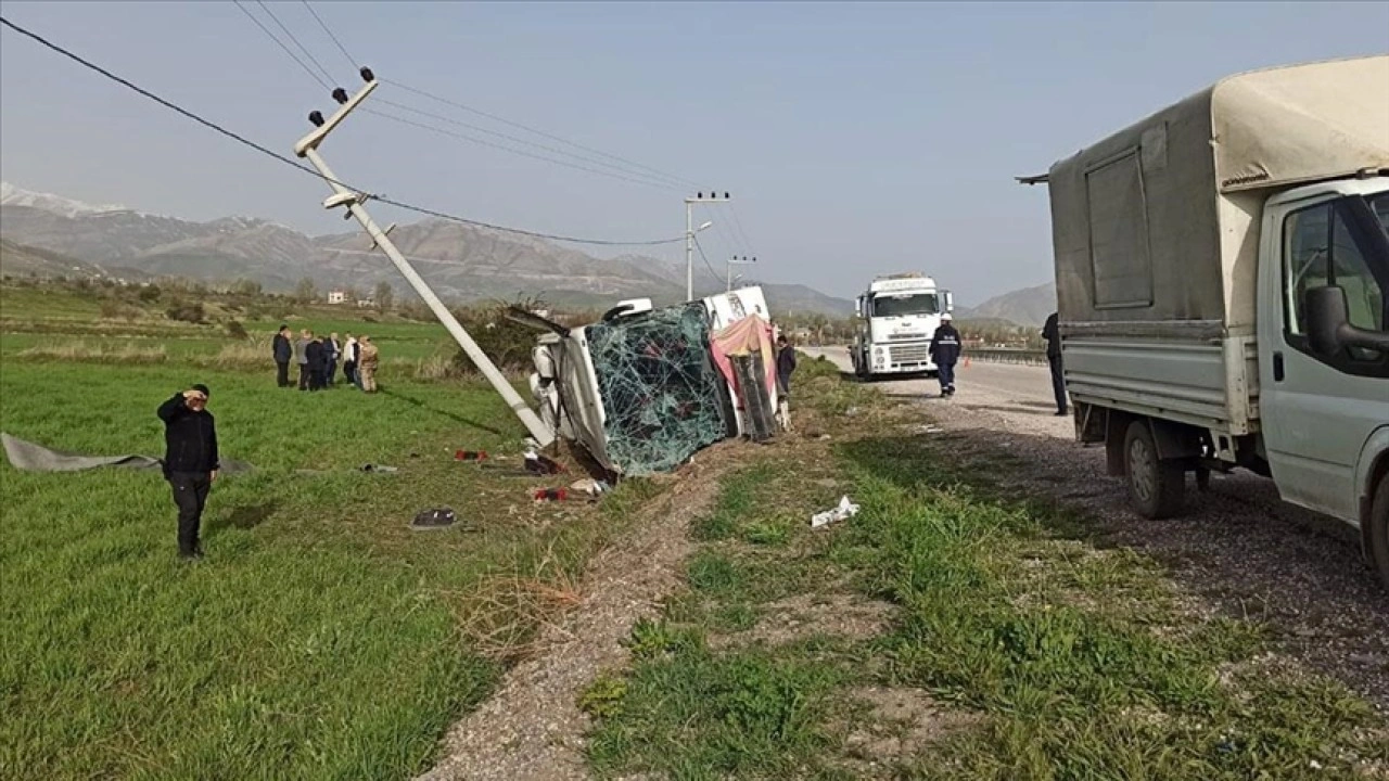 Van'da yolcu otobüsünün devrildiği kazada 28 kişi yaralandı