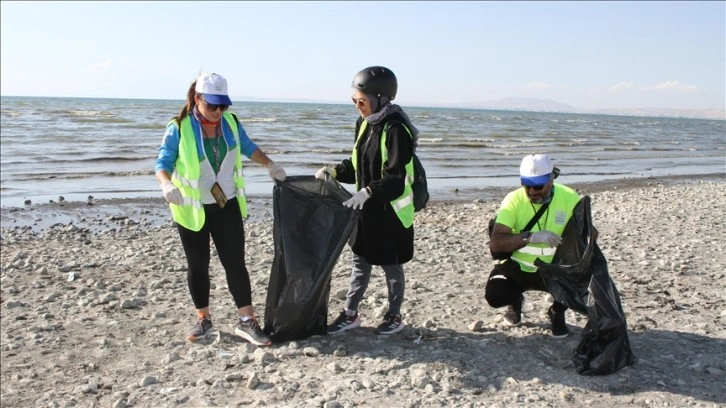 Van Gölü kıyısında 'çevre temizliği şenliği' düzenlendi