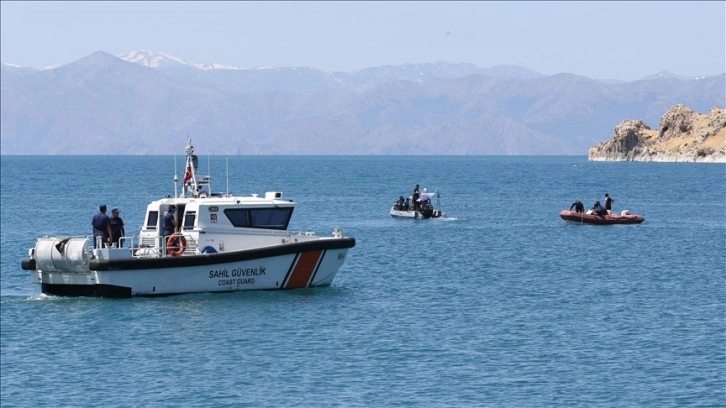 Van Gölü'nde kaybolan genci arama çalışmaları üçüncü gününde sürüyor