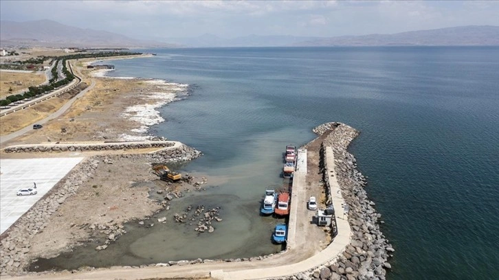 Van Gölü'nde suların çekilmesiyle karaya oturan teknelerin bulunduğu barınak derinleştiriliyor