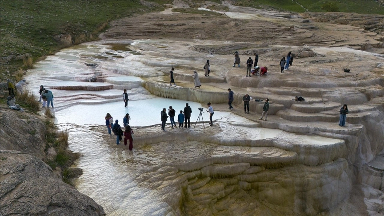 &quot;Van'ın Pamukkale'si&quot; yeşile bürünen çevresiyle doğaseverleri ağırlıyor