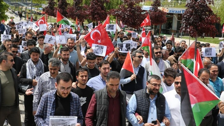 Van YYÜ'de akademisyen ve öğrenciler Filistin için "sessiz yürüyüş" eylemlerini sürdü