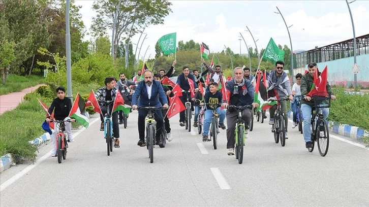 Van'da akademisyen ve öğrenciler İsrail'in saldırılarını protesto etmek için pedal çevirdi