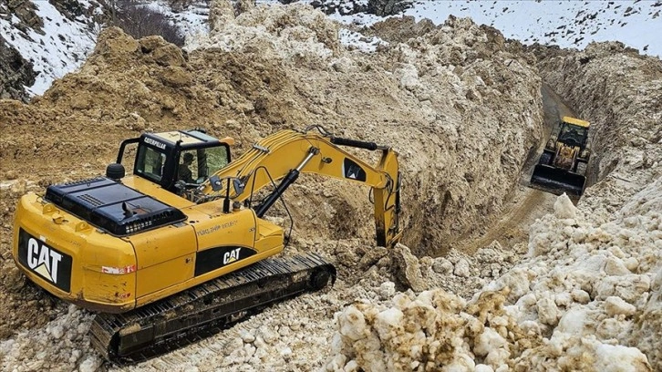 Van'da çığın düştüğü mahalle yolunda çalışma başlatıldı