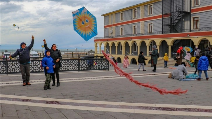 Van'da depremzede çocuklar uçurtmalarıyla gökyüzünü renklendirdi
