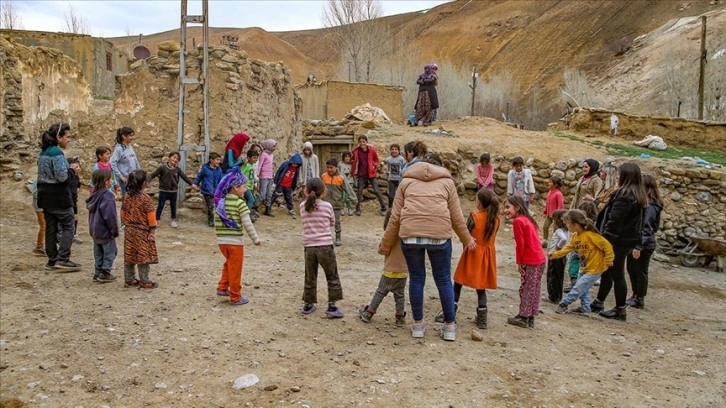 Van'da gönüllü gençler bayram öncesinde 120 çocuğu sevindirdi