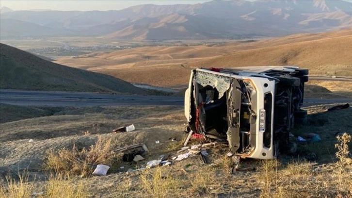 Van'da otobüsün şarampole devrilmesi sonucu 5 düzensiz göçmen öldü