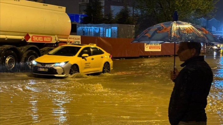 Van'da sağanak, yaşamı olumsuz etkiledi