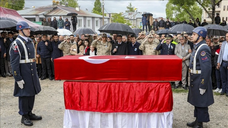 Van'da yıldırım düşmesi sonucu şehit olan güvenlik korucusu son yolculuğuna uğurlandı