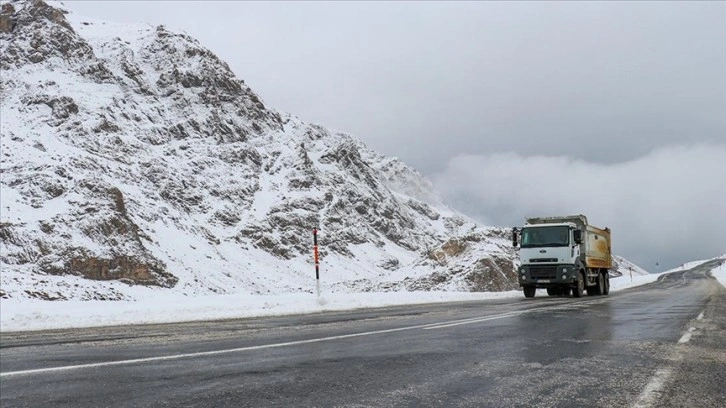 Van'da yüksek kesimler beyaza büründü