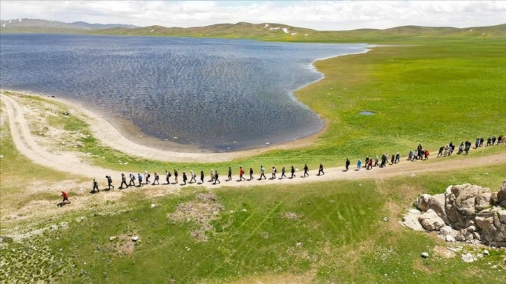 Van'daki yeşille mavinin buluştuğu Keşiş Gölü'nün çevresinde doğa yürüyüşü