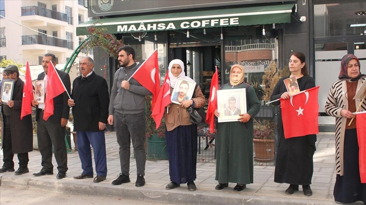 Vanlı aileler DEM Parti İl Başkanlığı önündeki eylemlerini sürdürdü