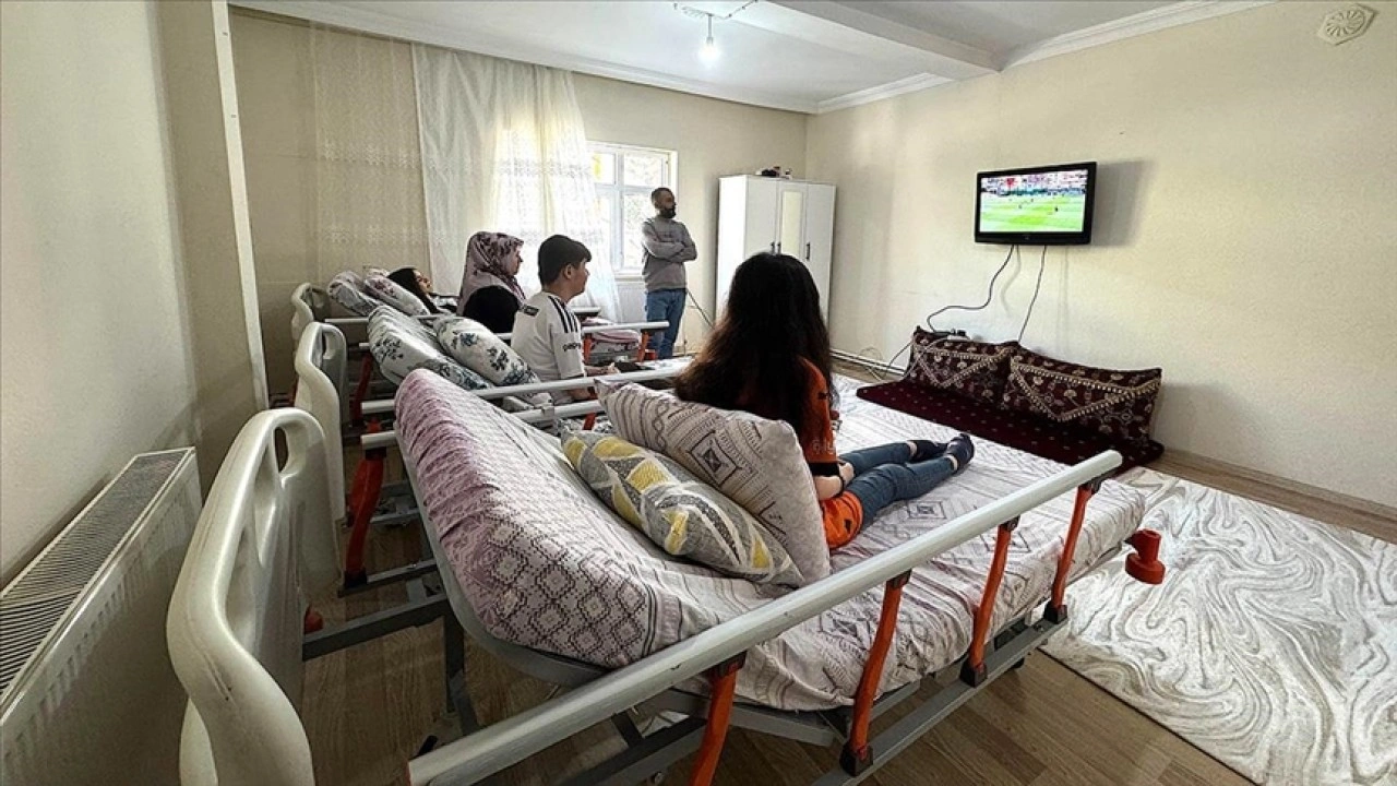 Vanlı annenin fedakarlığı engelli 3 çocuğunu hayata bağlıyor
