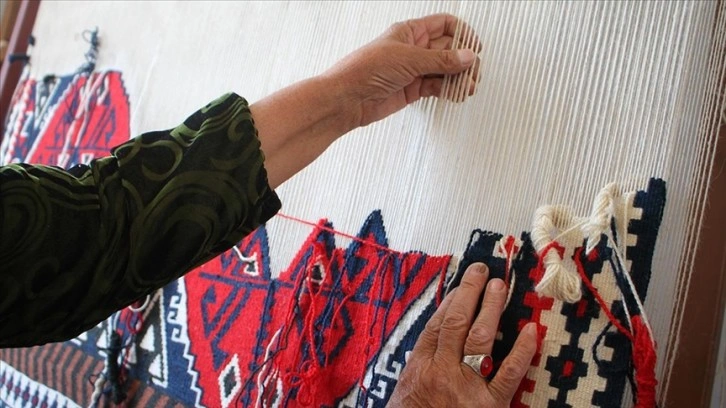 Vanlı kadınların dokuduğu kilimler yurt dışından da alıcı buluyor