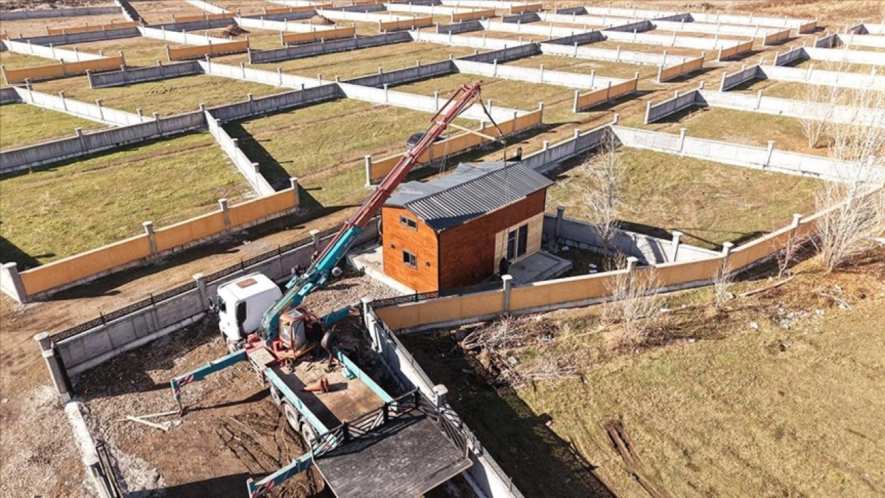 Vanlı kardeşlerin &uuml;rettiği &ccedil;evre dostu ahşap evler bir&ccedil;ok ile satılıyor