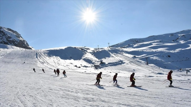 Vanlı kayakçılar, yarışlara Hakkari'deki kayak merkezinde hazırlanıyor