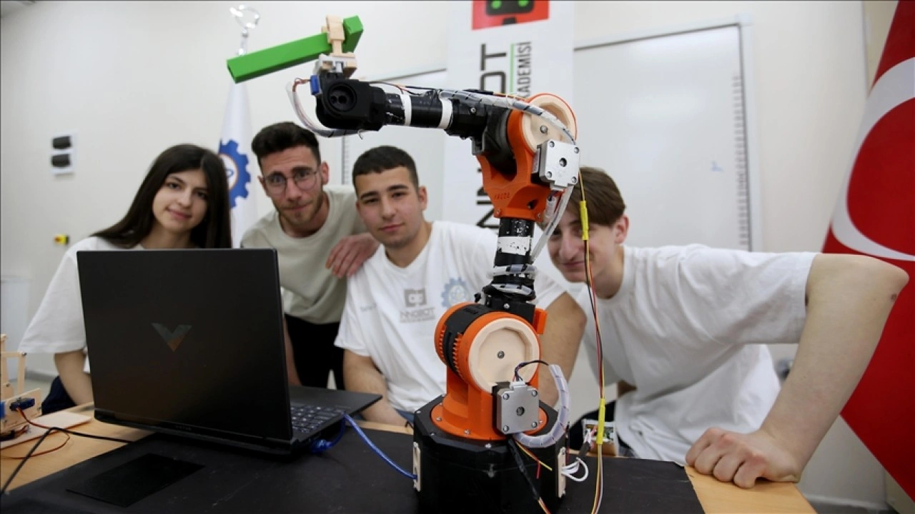 Vanlı öğrencilerin robot kol projesi, 42 ülkenin katıldığı yarışmada birinci oldu