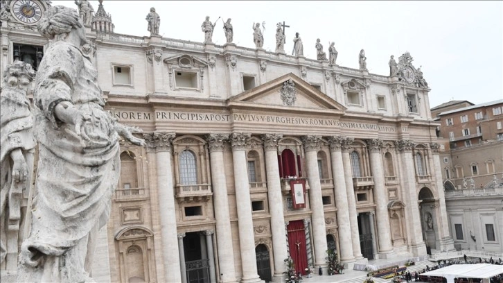 Vatikan: Taşıyıcı annelik "evrensel suç" haline gelmeli